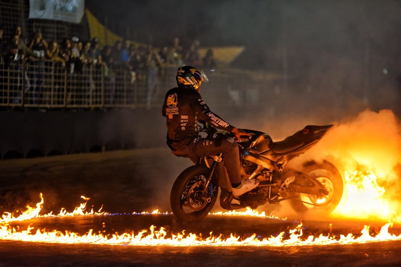 Sábado de Barretos Motorcycles tem passeio, missa, acrobacias, Concurso e muitos shows