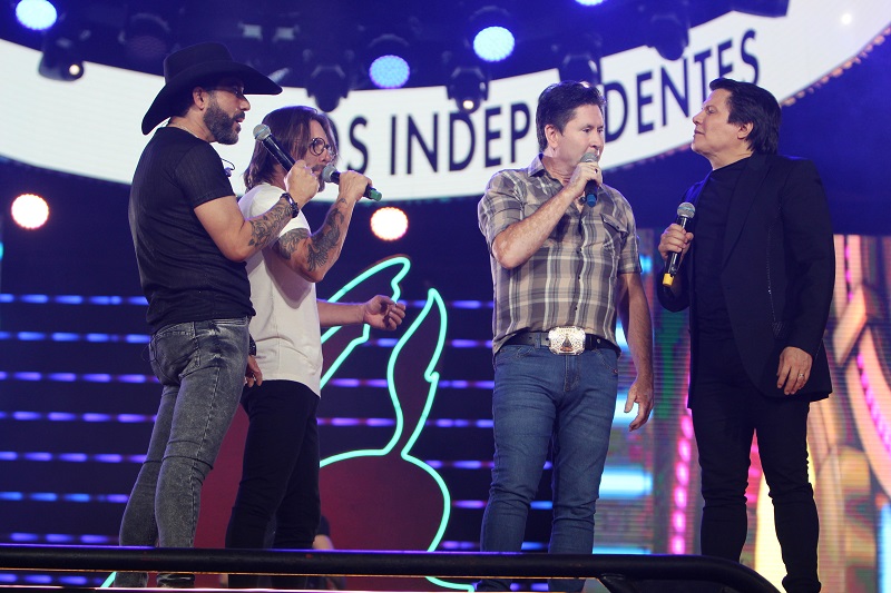 Com clássicos do sertanejo e direito a parabéns show Boate Azul lota arena da Festa do Peão