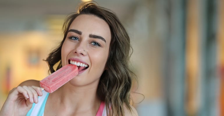 Cuidados com a Saúde Bucal e Mau Hálito no Calor: Mantenha seu Sorriso Refrescante