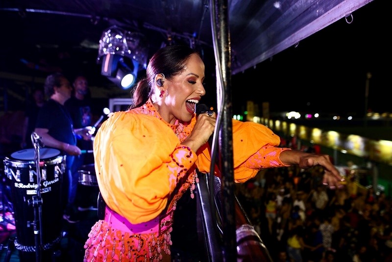 Bloco Califórnia foi marcado pelos ritmos brasileiros: pré-Carnaval teve do axé baiano