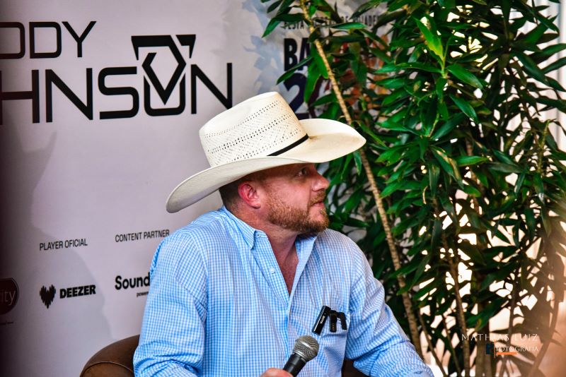 “Vai ser uma atmosfera incrível cantar nesse estádio lotado”, diz Cody Johnson