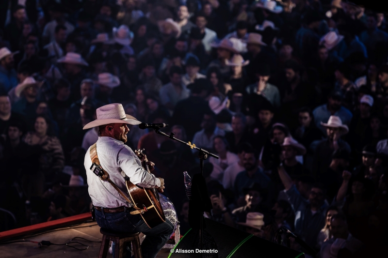 Cody Johnson faz show arrebatador na arena da Festa do Peão de Barretos