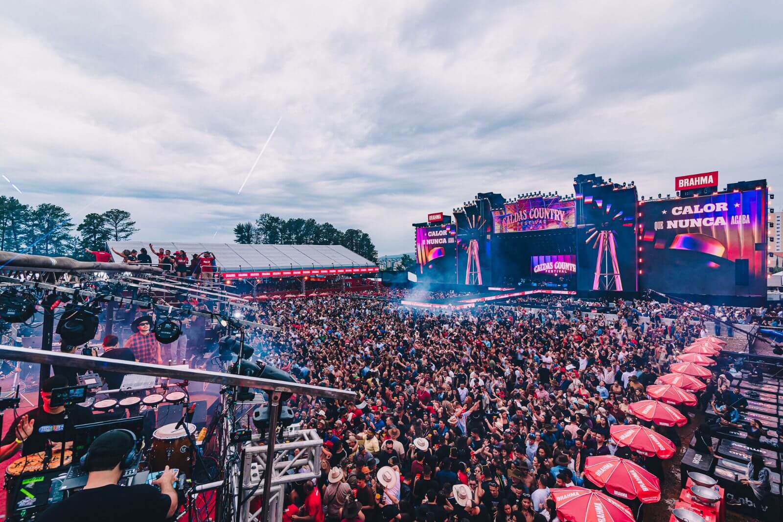 Primeiro dia do Caldas Country 2024 é marcado por sucessos, chuva e shows até o amanhecer