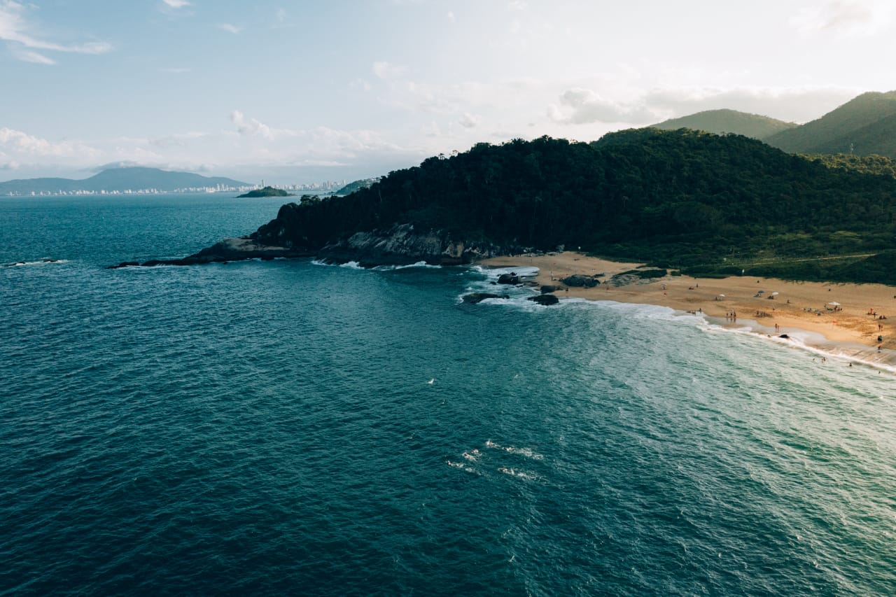  Praia do Estaleirinho conecta natureza e tranquilidade a um dos destinos mais procurados d