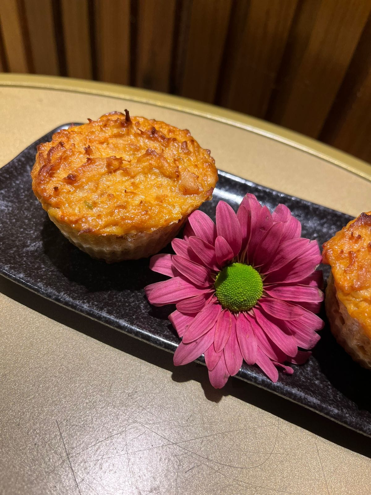 Torta de Frango Fit com salada de folhas com molho de iogurte natural